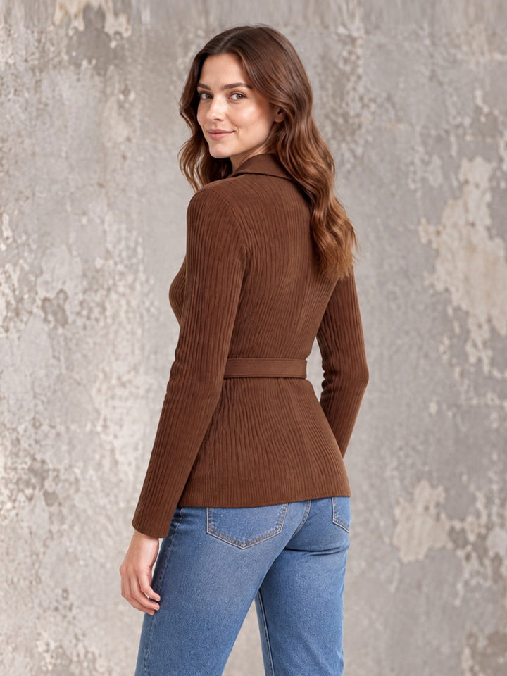 Cardigan ceinturé marron Kanon, vue de dos montrant la coupe ajustée