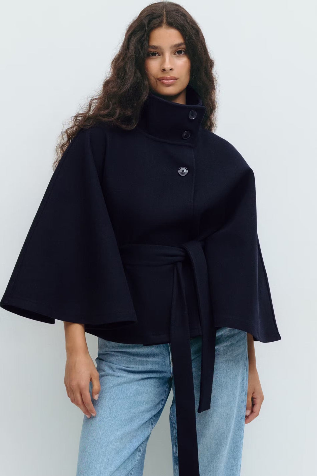 Sayaka | Manteau cape ceinturé à col montant – Noir