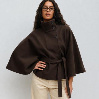 Sayaka | Manteau cape ceinturé à col montant – Café