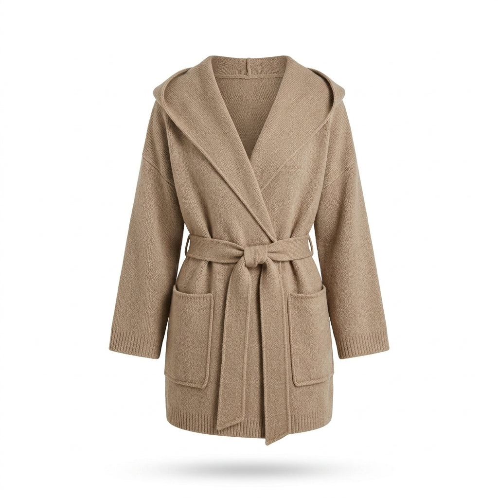 Rumi – Cardigan à capuche camel clair sur fond blanc pur (archive)