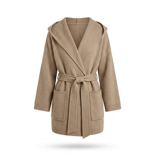 Rumi – Cardigan à capuche camel clair sur fond blanc pur (archive)