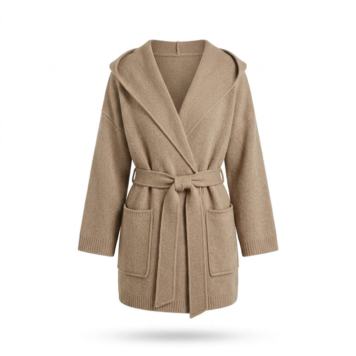 Rumi – Cardigan à capuche camel clair sur fond blanc pur (archive)