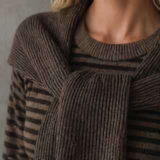 Sae – Gros plan texture maille côtelée et rayures marron
