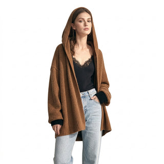 Cardigan à capuche Ryoko marron et noir sur fond blanc pur