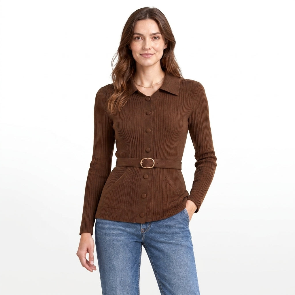 Cardigan marron Kanon ceinturé sur fond blanc pur studio, vue de face