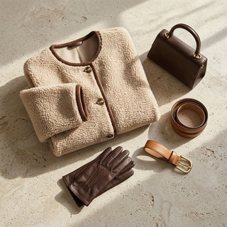 Sachi – Flat lay mise en valeur veste sherpa et maroquinerie