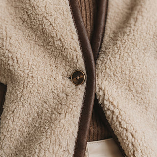 Sachi – Gros plan matière sherpa texturée et liseré marron contrasté