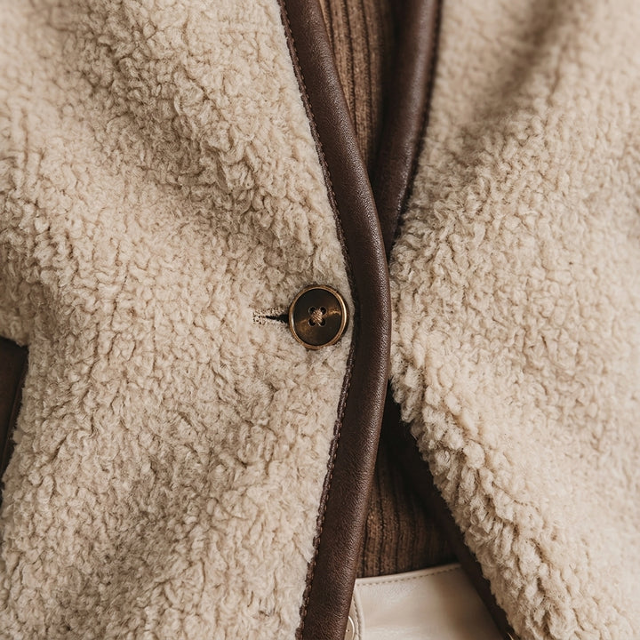 Sachi – Gros plan matière sherpa texturée et liseré marron contrasté