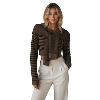 Sae – Pull court rayé et cape amovible sur fond blanc pur studio