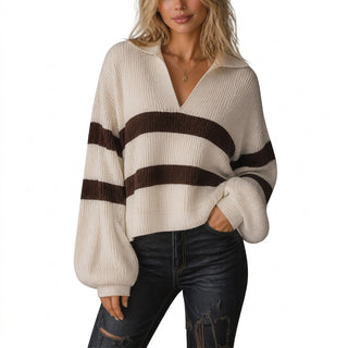 Pull Ruka blanc cassé rayé marron sur modèle - fond blanc studio