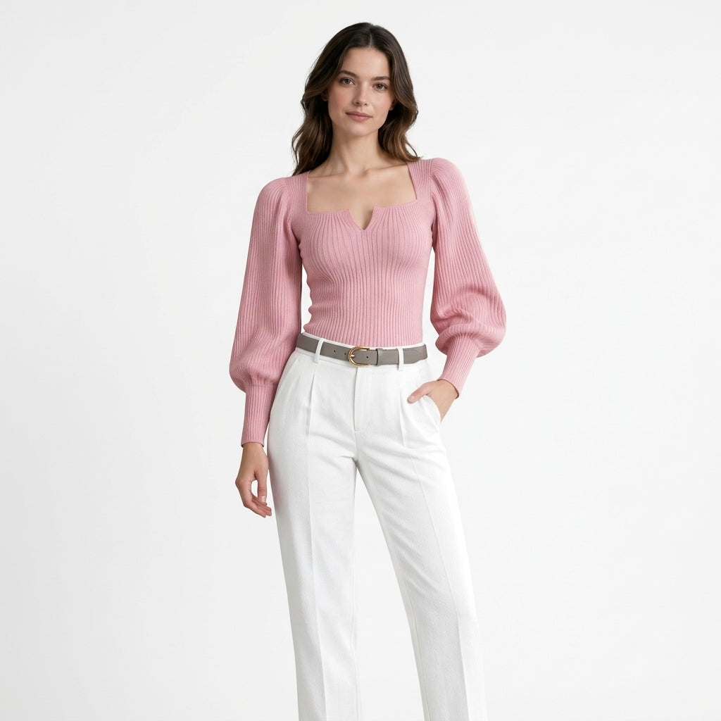 Kaori - Pull côtelé col carré rose sur fond blanc