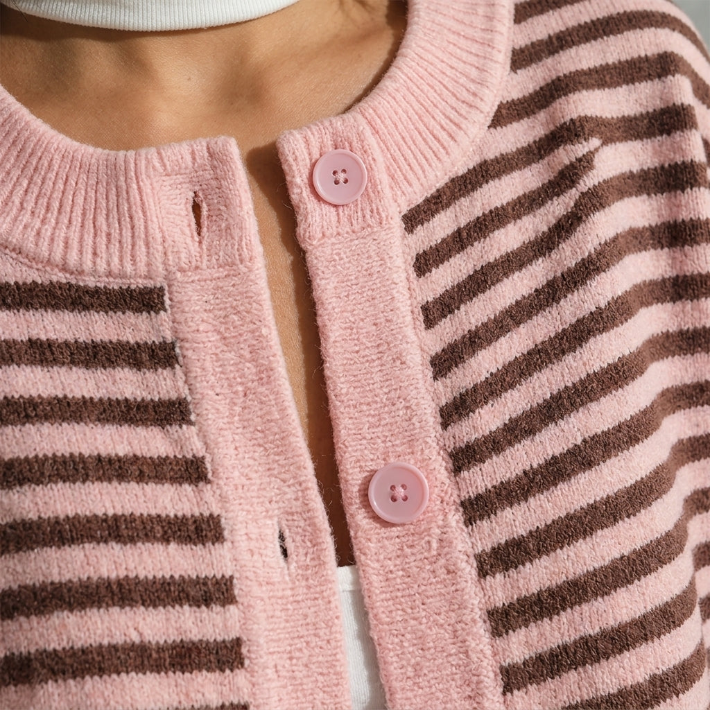 Rui – Détail maille et boutons du cardigan rayé