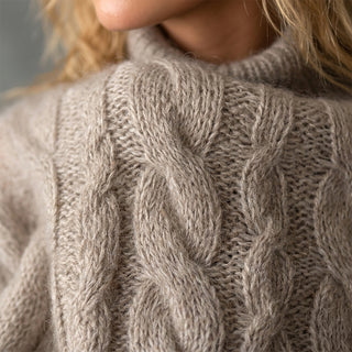 Détail gros plan texture maille torsadée duveteuse pull Kanae