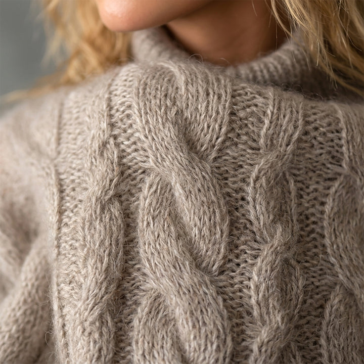 Détail gros plan texture maille torsadée duveteuse pull Kanae