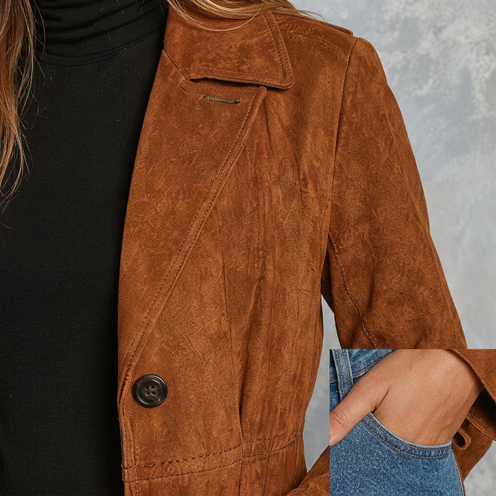 Trench croisé effet daim caramel Rina - Gros plan matière et finitions