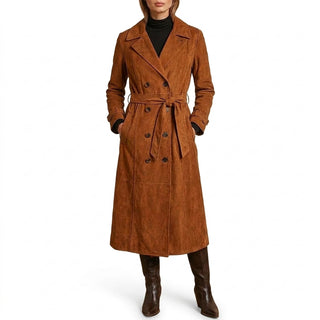Trench croisé effet daim caramel Rina - Modèle sur fond blanc pur studio