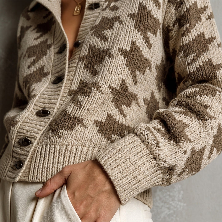 Kaho – Détail maille jacquard et boutons