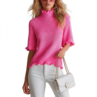 Mayu – Pull col roulé fuchsia sur fond blanc studio