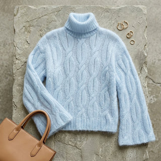 Masami pull col roulé bleu ciel mise en valeur détails
