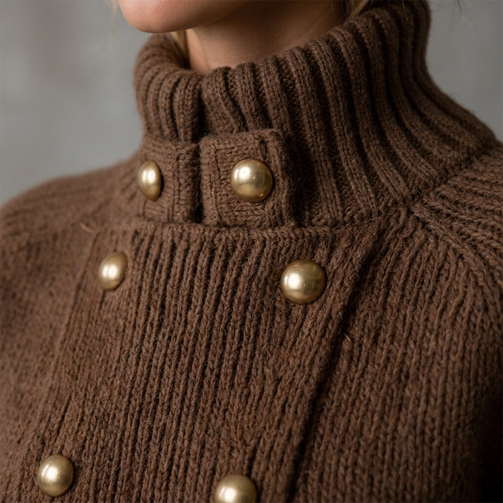Détail maille côtelée et boutons dorés du cardigan Fuuka