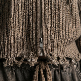 Junko – Gros plan texture grosse maille et zip métallique