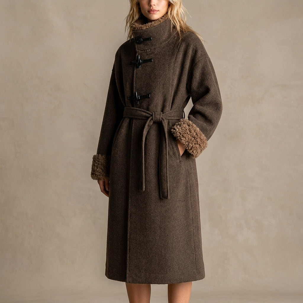Izumi – Manteau long marron foncé finitions teddy vue studio