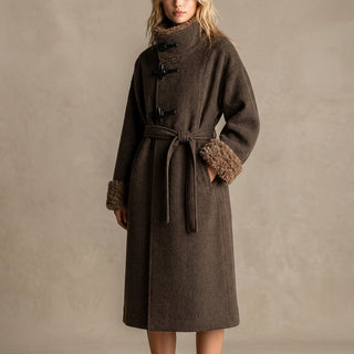 Izumi – Manteau long marron foncé finitions teddy vue studio
