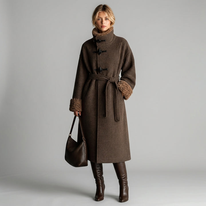 Izumi – Manteau long finitions teddy vue silhouette