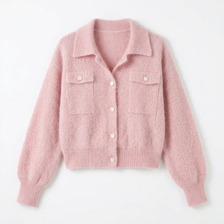 Maki – Cardigan en maille duveteuse rose tendre sur fond blanc studio