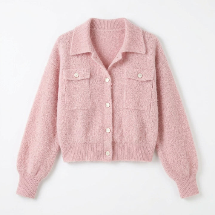 Maki – Cardigan en maille duveteuse rose tendre sur fond blanc studio