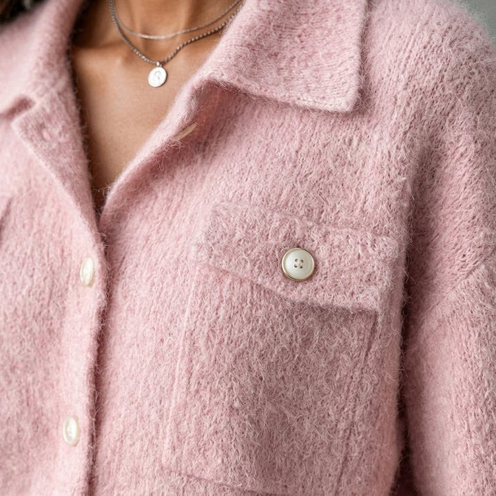 Maki – Gros plan sur la texture maille duveteuse et boutons