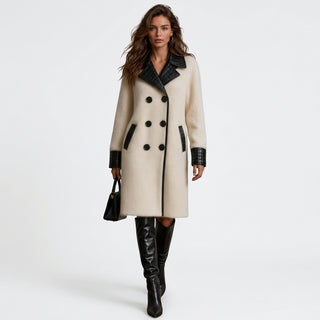 Fumika – Manteau midi blanc cassé croisé sur fond blanc épuré