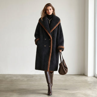 Moe – Manteau noir croisé porté avec bottes hautes