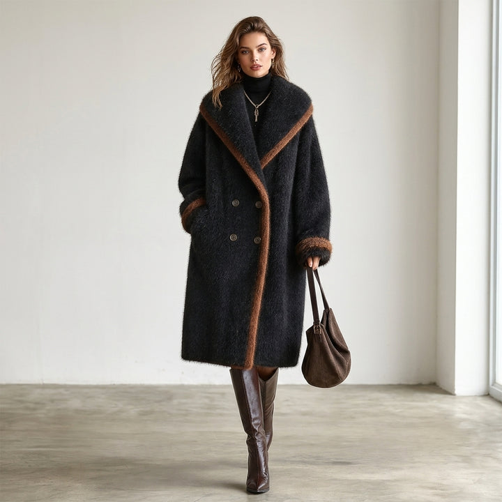 Moe – Manteau noir croisé porté avec bottes hautes
