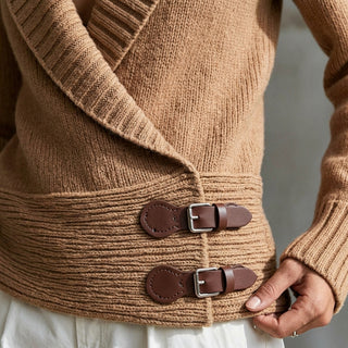 Détail maille et boucles latérales - Pull Maiko camel