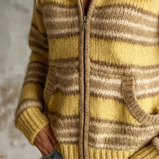 Eri – Gros plan sur la maille moelleuse et le zip
