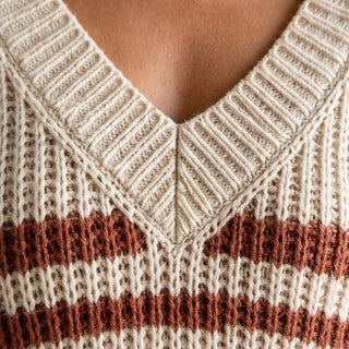 Pull Aimi – gros plan maille côtelée et encolure col V