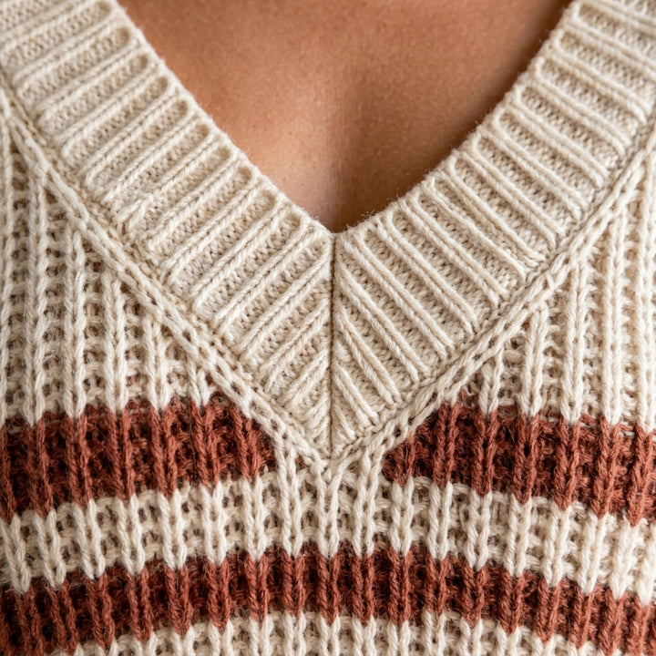 Pull Aimi – gros plan maille côtelée et encolure col V