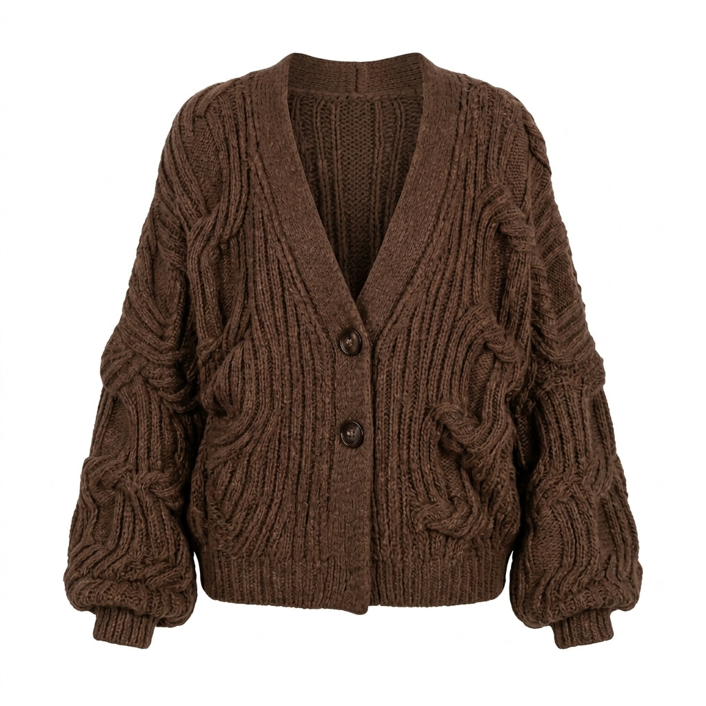 Shima – Cardigan torsadé marron sur fond blanc studio