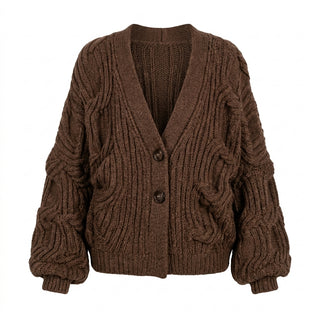 Shima – Cardigan torsadé marron sur fond blanc studio