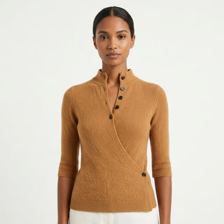 Masae – Pull cache-cœur camel sur fond studio blanc
