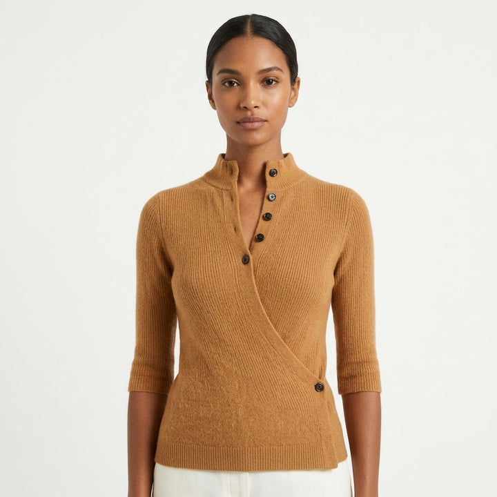Masae – Pull cache-cœur camel sur fond studio blanc