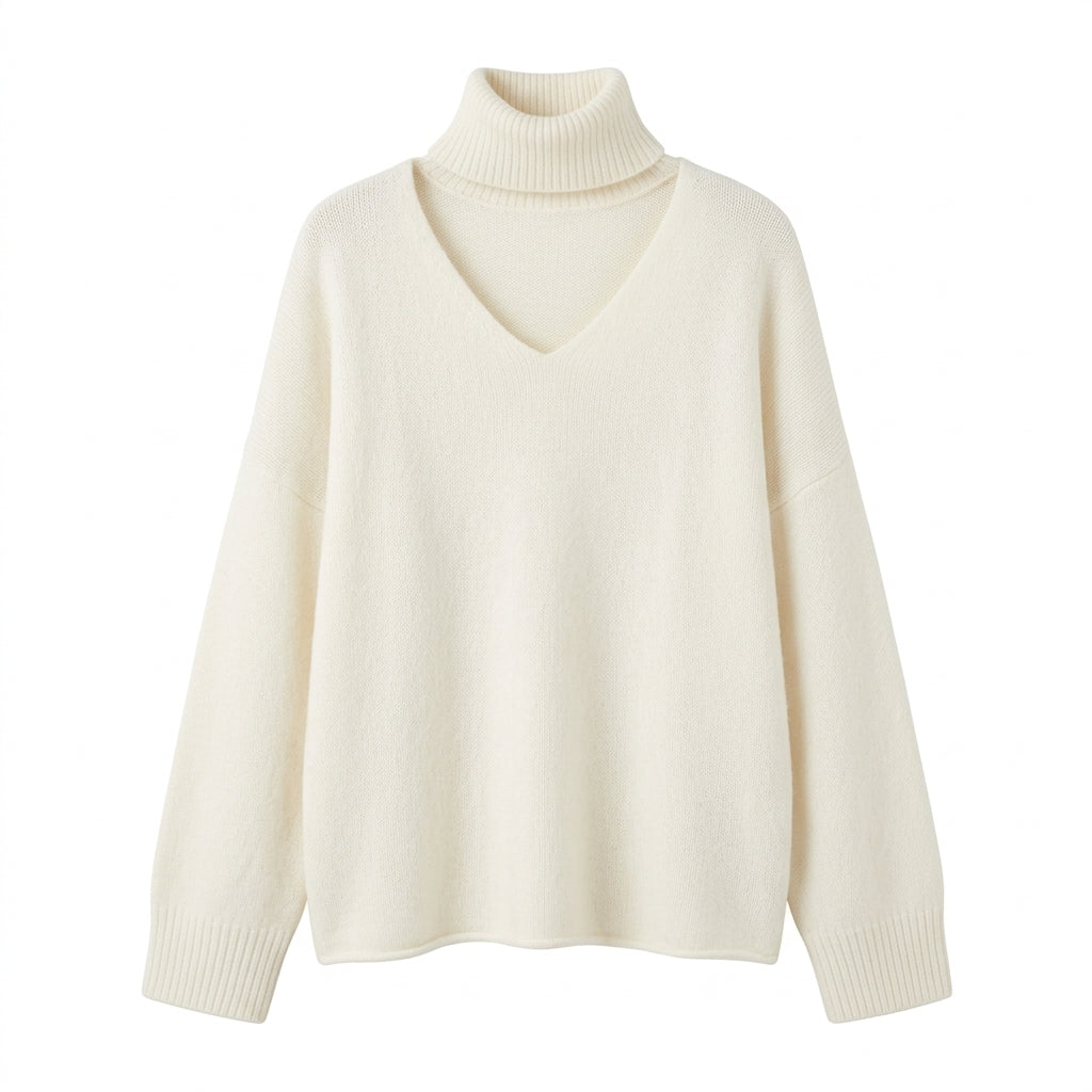 Pull Asami blanc crème col V avec tour de cou intégré sur fond blanc pur