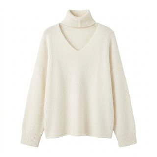 Pull Asami blanc crème col V avec tour de cou intégré sur fond blanc pur