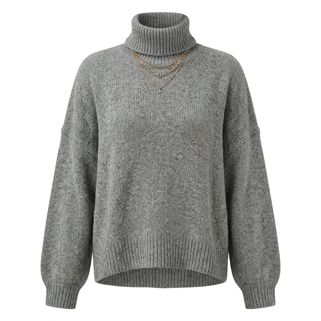 Usagi – Pull col roulé gris oversize sur fond blanc studio