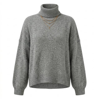 Usagi – Pull col roulé gris oversize sur fond blanc studio