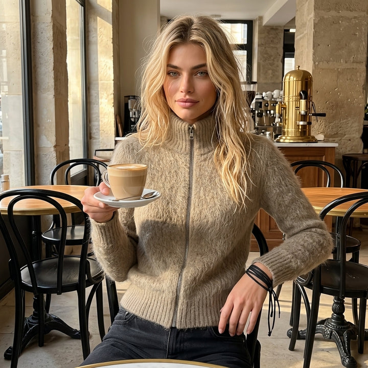 Tama – Cardigan zippé ambiance lifestyle café