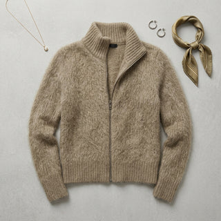 Tama – Cardigan taupe mise en valeur et composition