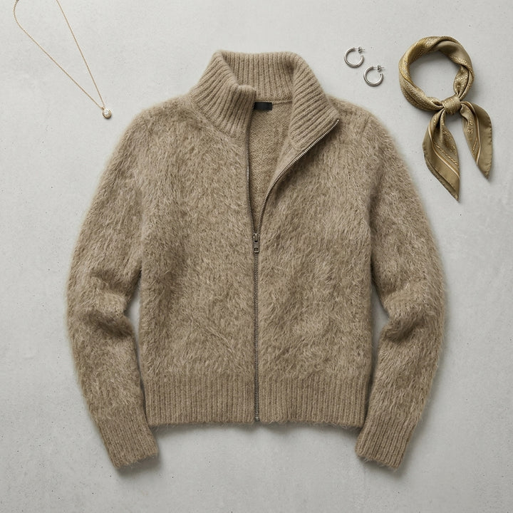 Tama – Cardigan taupe mise en valeur et composition