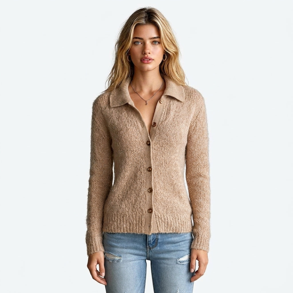 Kumi – Cardigan ajusté col revers camel sur fond blanc studio